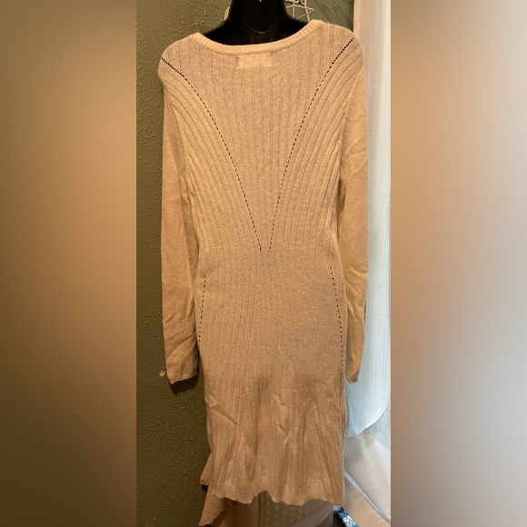 V-Neck Sweater Dress
Aventura Size Large Wool Blend - Picture 2 of 7